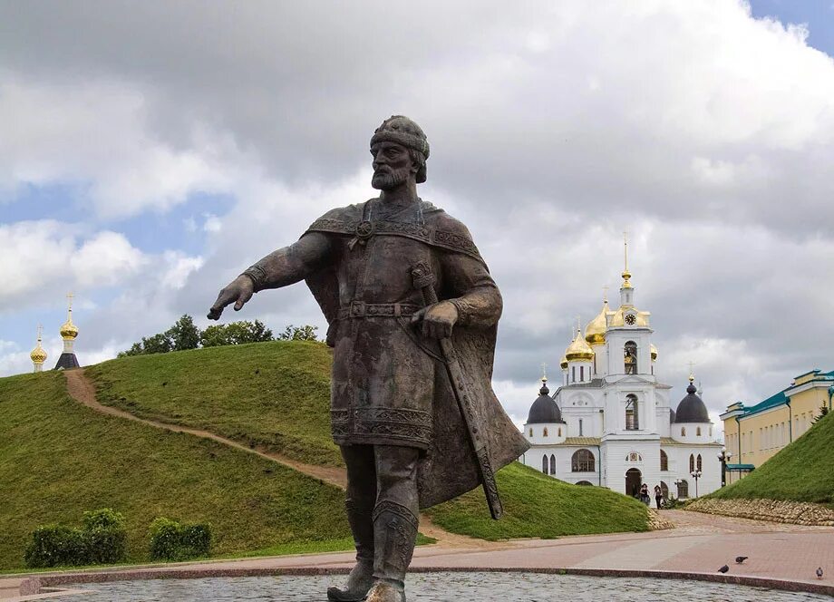 Дмитров х. Памятник юрию долгорукому в дмитрове. статуя юрия долгорукого в дмитрове. памятник юрию долгорукому в суздале.