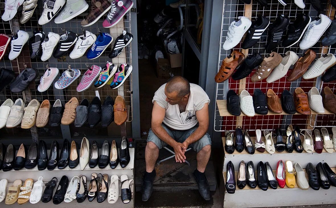 Рынок обуви. Торговля обувью на рынке. Базар обуви. Кроссовки с рынка. Мужская обувь рынок