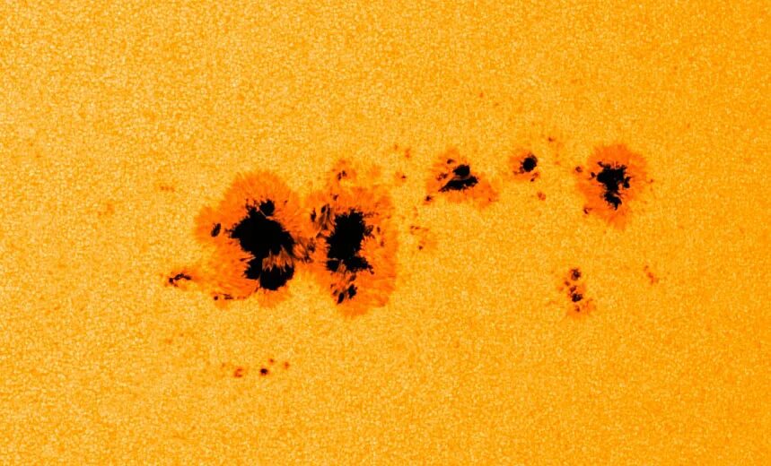Размер пятна. Солнечные пятна. Пятна на солнце. Снимок группы солнечных пятен. Солнечные пятна gif.