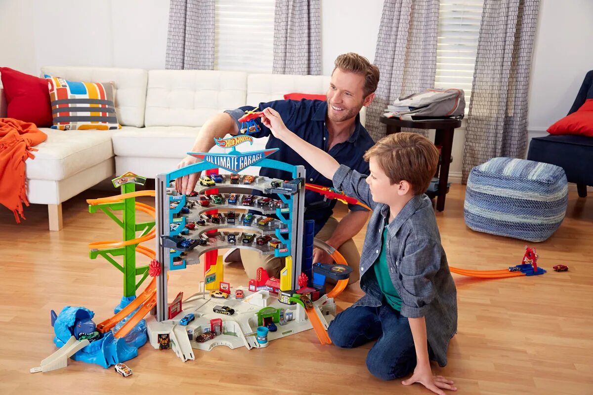 Hot wheels дети играют. Mattel гараж hot Wheels: Ultimate Garage cmp80. Автотрек невообразимый гараж hot Wheels cmp80. Парковка хот Вилс.