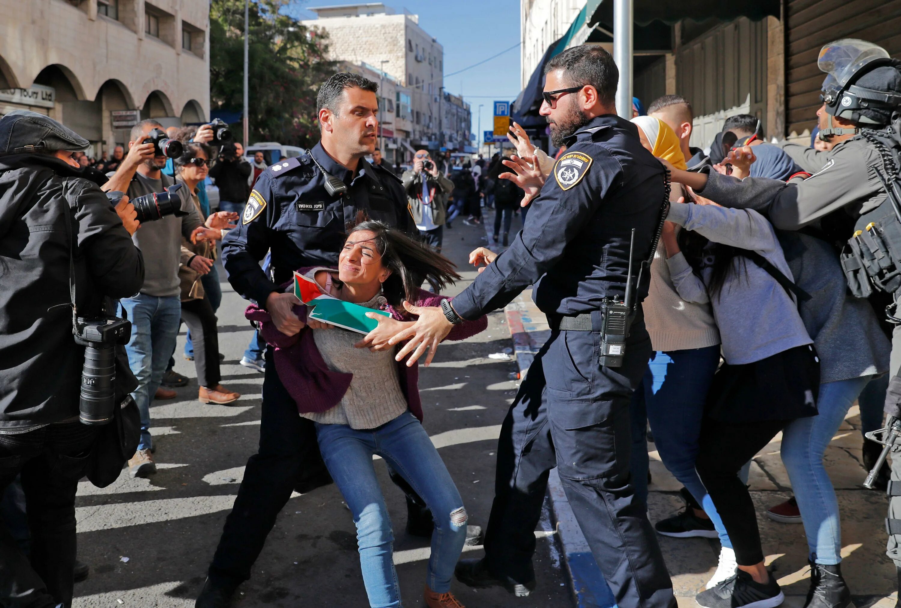 Израильские полицейские на улице. Беспорядки на улицах Израиля. Обстановка в израиле сегодня последние новости