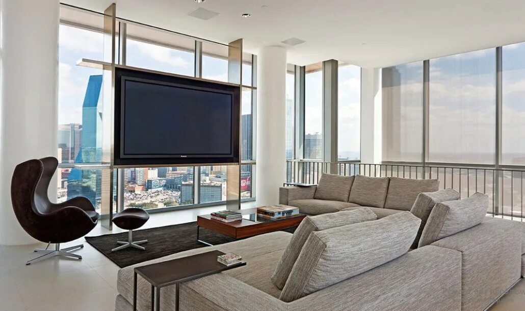 телевизор у окна в гостиной. тв поверх окон. интерьер комнаты. гостиная с 2 диванами. окно в интерьере.