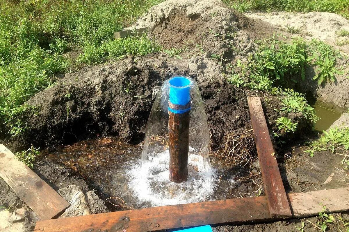 Самоизлив скважины. Скважина 2гэ Каменского водозабора. Бурение скважин на воду. Скважина на воду на участке.