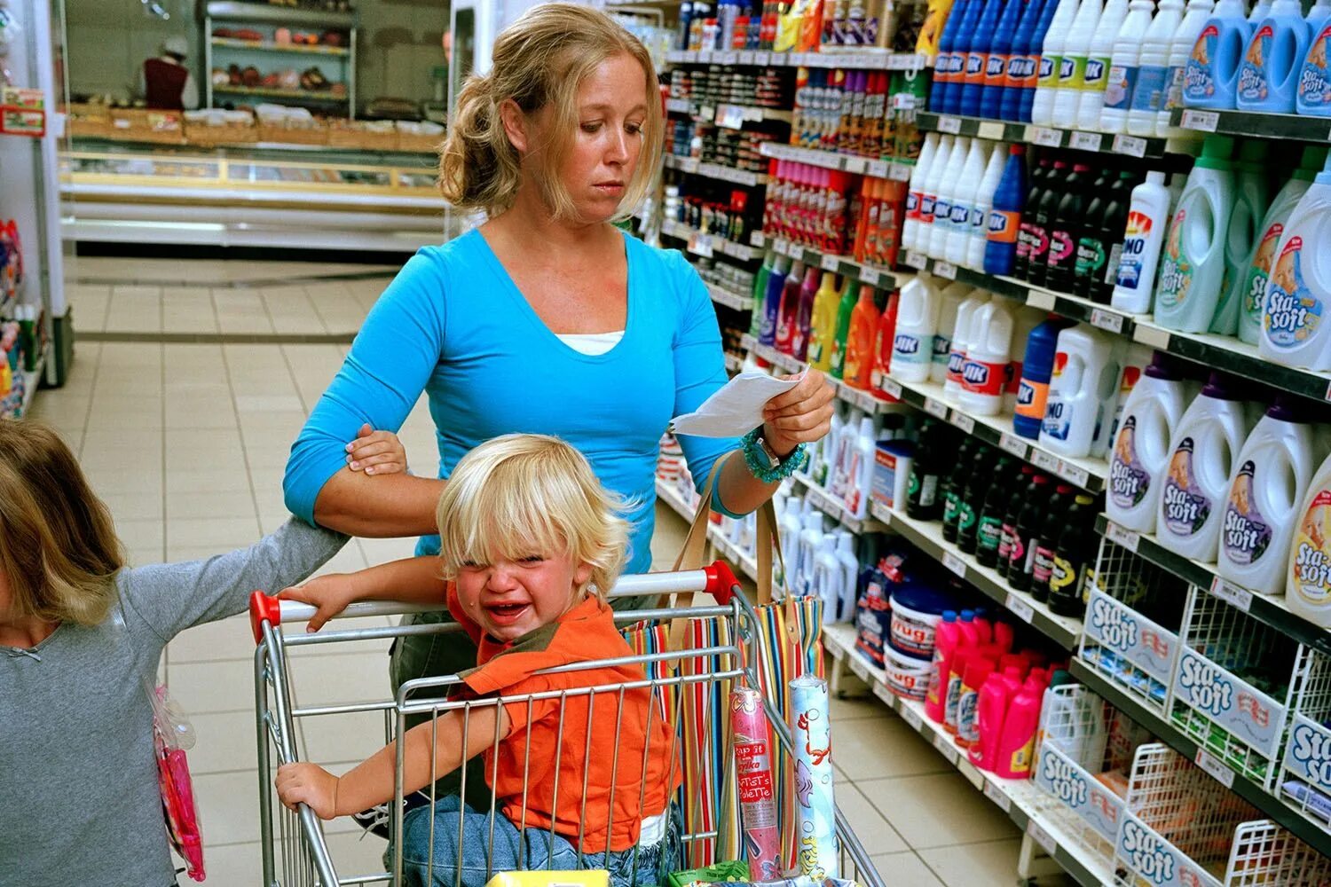 Мама с ребенком в магазине. Ребенок в магазине. Женщина с ребенком в магазине. Ребенок капризничает в магазине.
