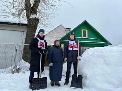 Житель города помогает