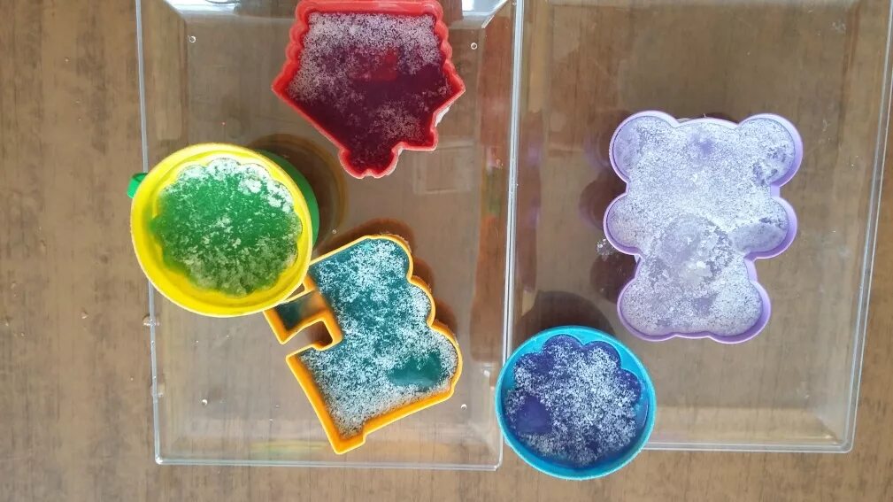 Цветные льдинки для детского сада. Ледяные фигурки для детского сада. Цветной лед в детском саду. Цветной лед для детей.