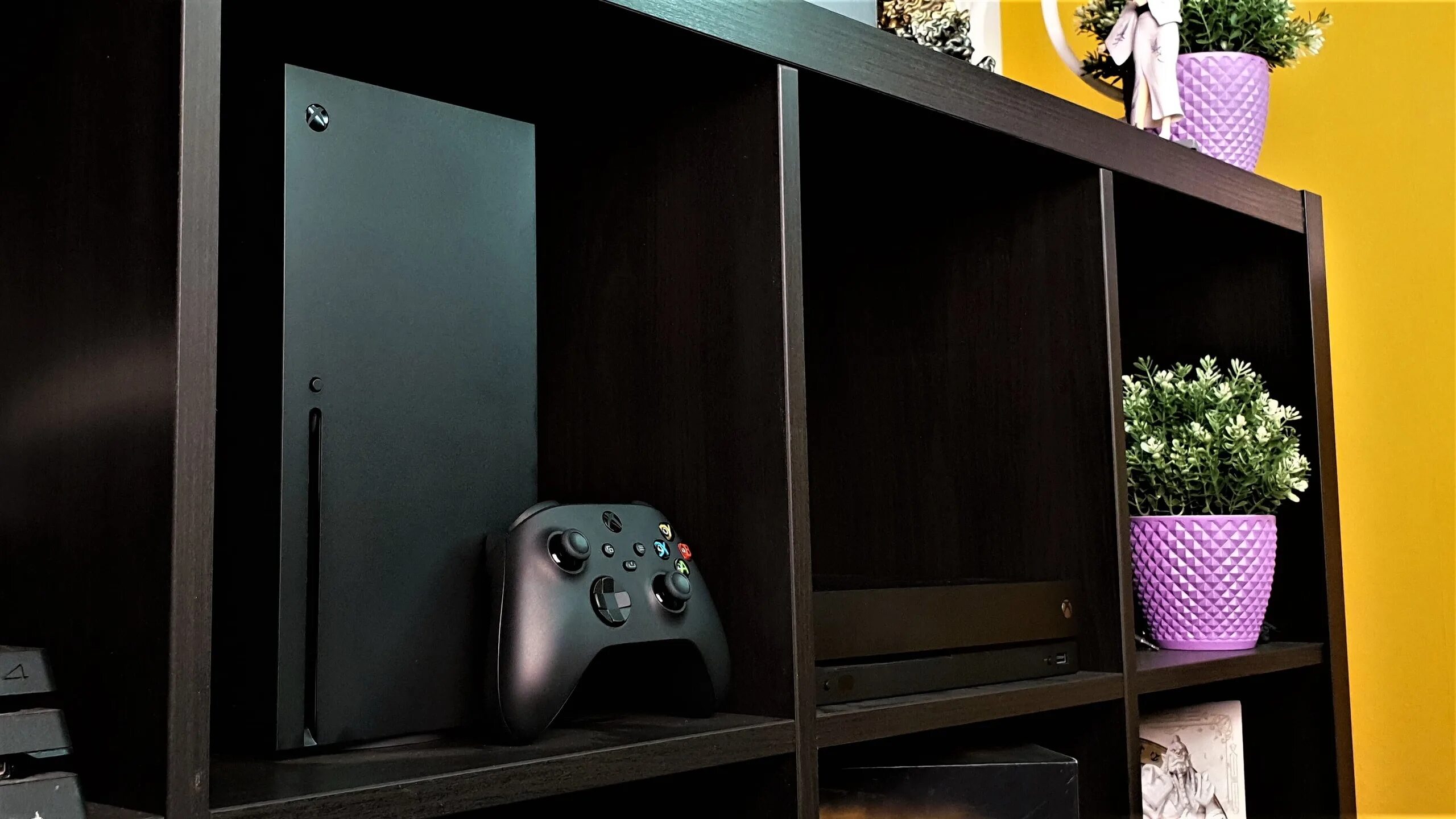 Xbox series x 4pda. Xbox series x hdmi 2.1. xbox series x комплект. xbox series x в тумбе. хбокс в интерьере.