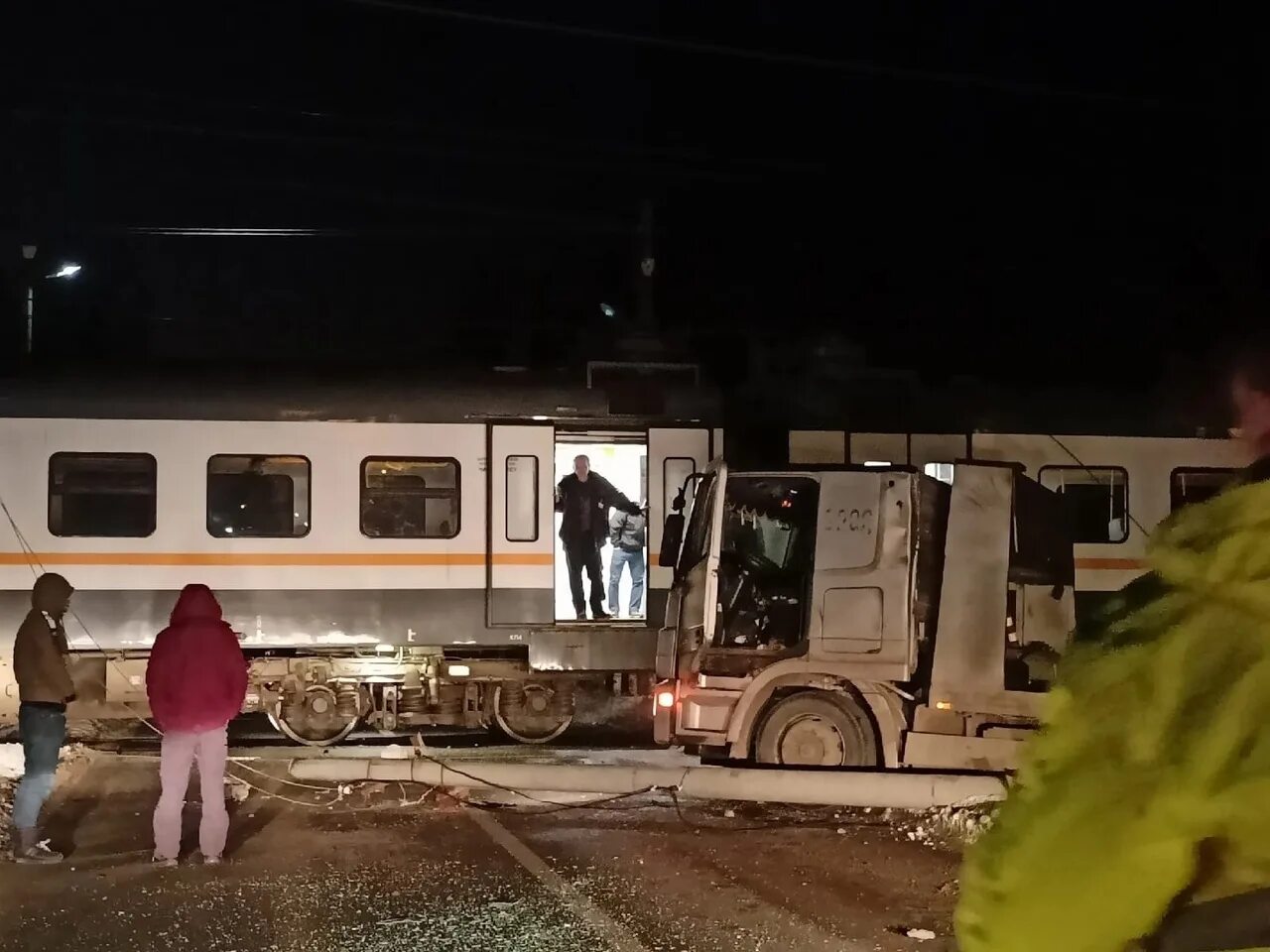 ДТП С электричкой в Московской области. Поезд врезался в грузовик.