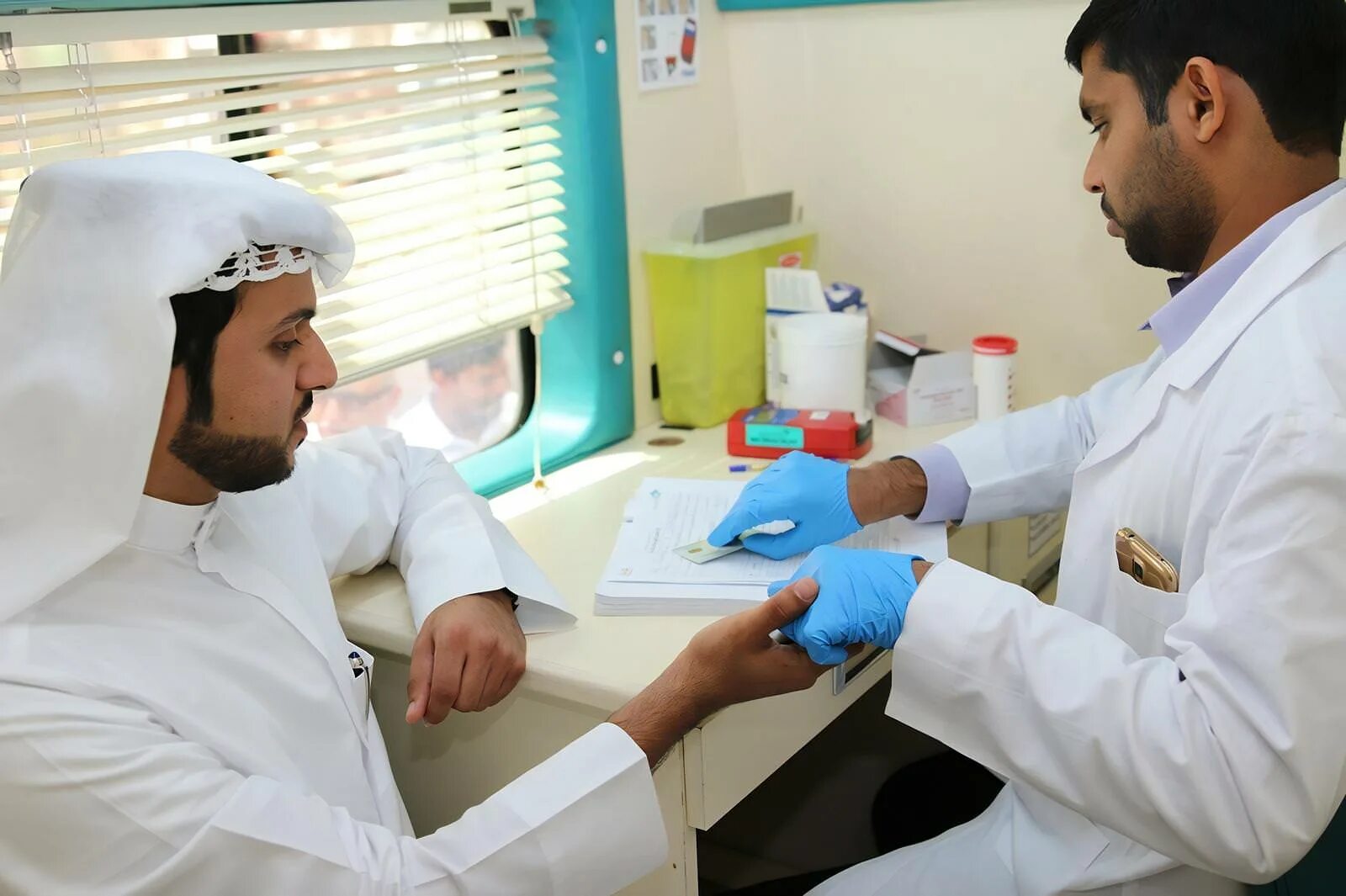Медицина в ОАЭ. Медицина в арабских Эмиратах. Арабский врач. Арабские медики. Катар это в медицине