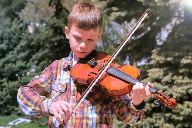 Скрипка крупным планом. Шаловливые пальчики мальчика скрипача. Мальчик играет на скрипке фото. Позиции игры на скрипке. My brother played the violin