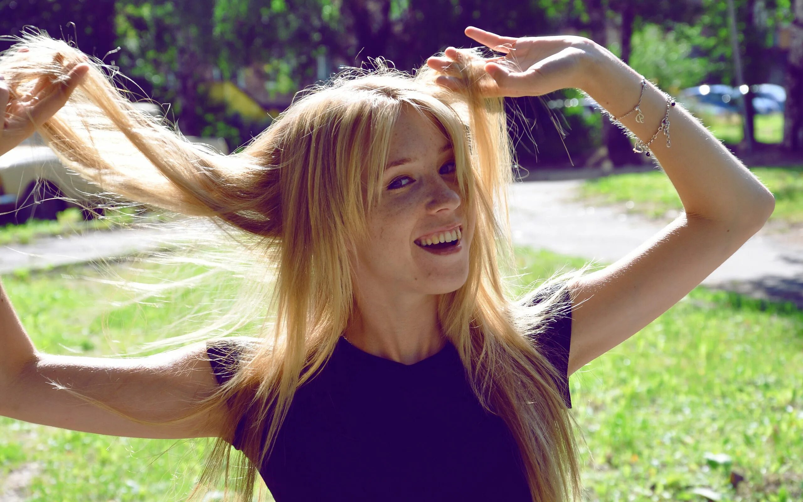 девушка сбоку. девушка с развевающимися волосами. анна sbitnaya. женские волосы. девушка поднимает волосы сзади.