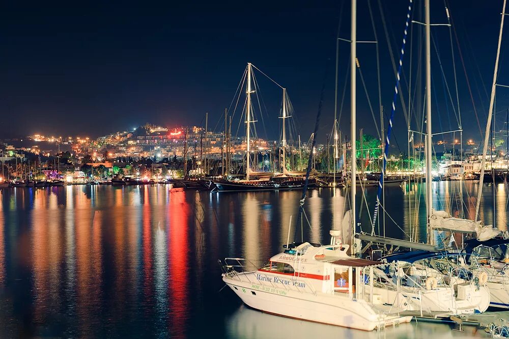 Бодрум ночная жизнь. Бодрум променад. Бодрум панорама. Bodrum турция. Катамаран бодрум дискотека.