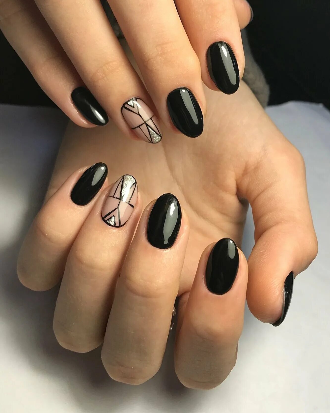 Ногти бежевые с черным. Строгий маникюр. Ногти бежевые с черным. Беж с черным. Беж с черным.