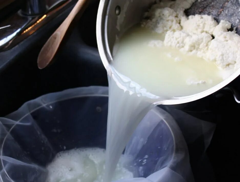 Рецепт домашнего творога из кислого молока. Приготовление творога. Домашний творог из молока. Створоженное молоко. Творог домашний приготовление.