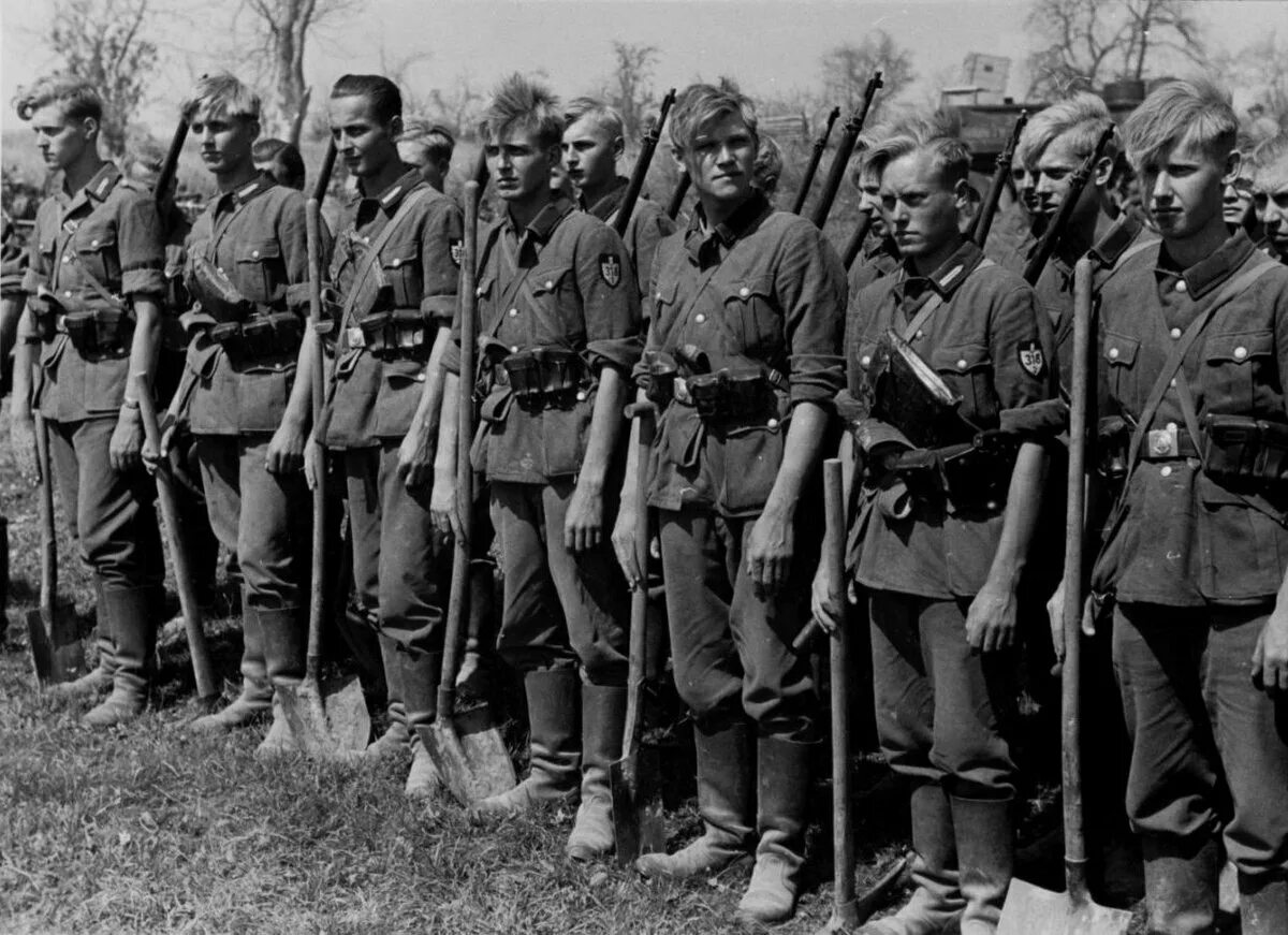 121 Пехотная дивизия вермахта. Немецкие солдаты СС второй мировой войны. Строй солдат вермахта. Армия Германии 1941. Фашистские отряды