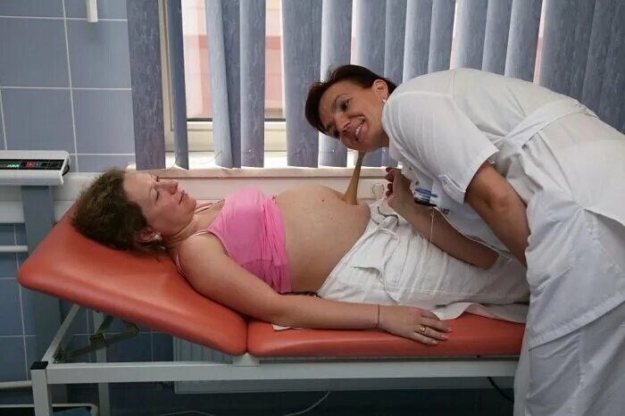 Мать и дитя можайское. Осмотр беременной. Выслушивание сердцебиения плода. Выслушивание сердцебиения плода акушерским стетоскопом.