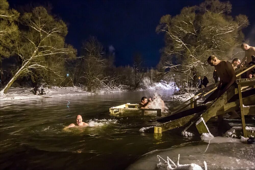 Допускается купание ночью. Крещенская ночь. Купание зимой в реке. Купание зимой ночью. Купание ночью в реке.