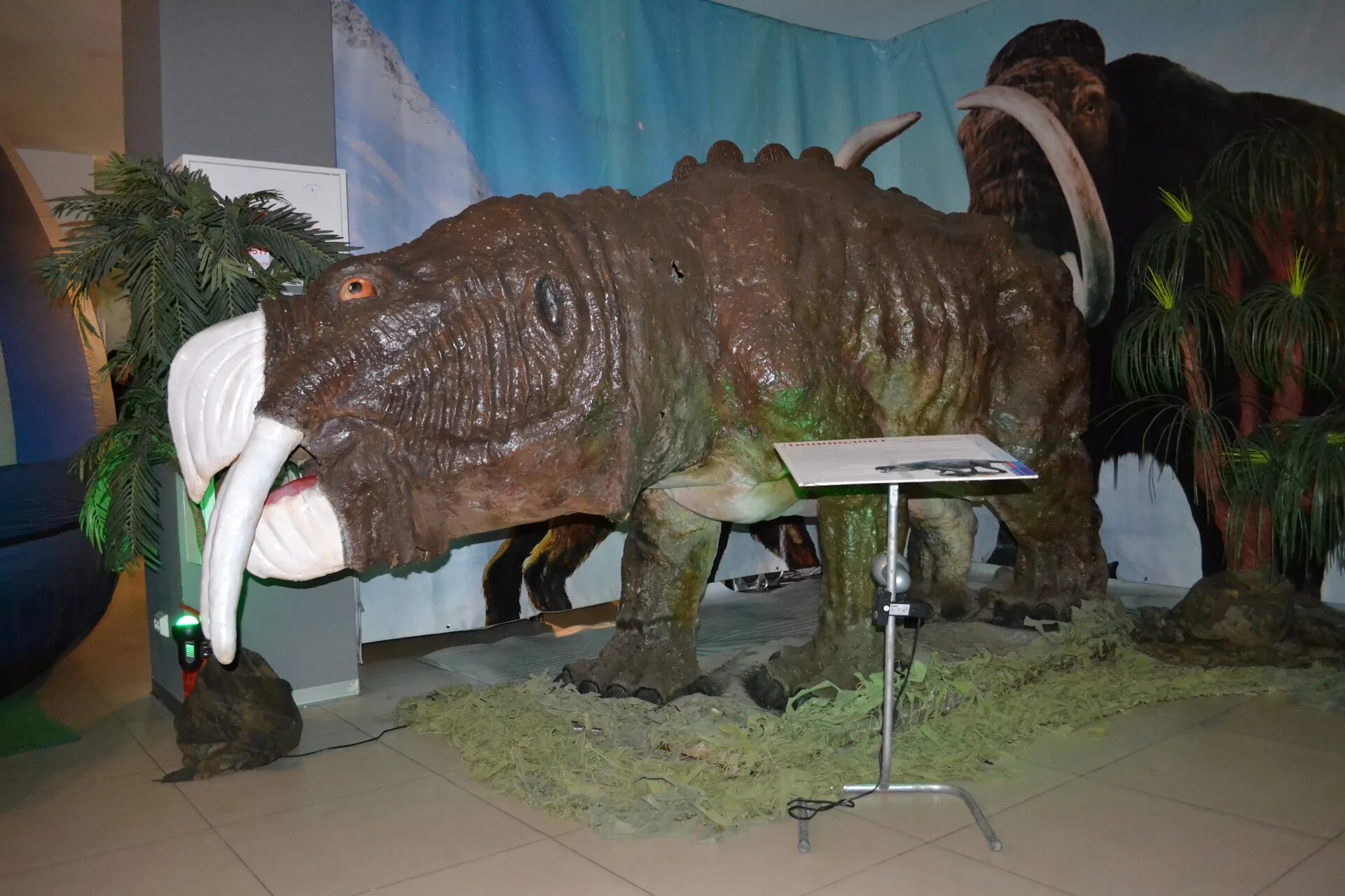 Ледниковый период музей гиганты. Движущиеся гиганты. Выставка движущихся гигантов ледникового периода. Дракон в музее. Ледниковый период музей гиганты.