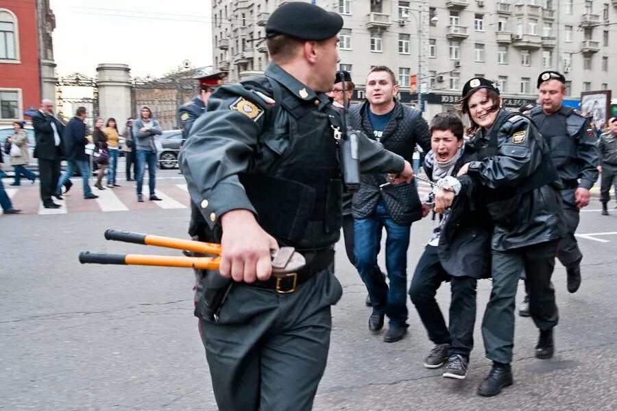 Дубинка полицейского. Российская Полицейская дубинка. Политика дубинки