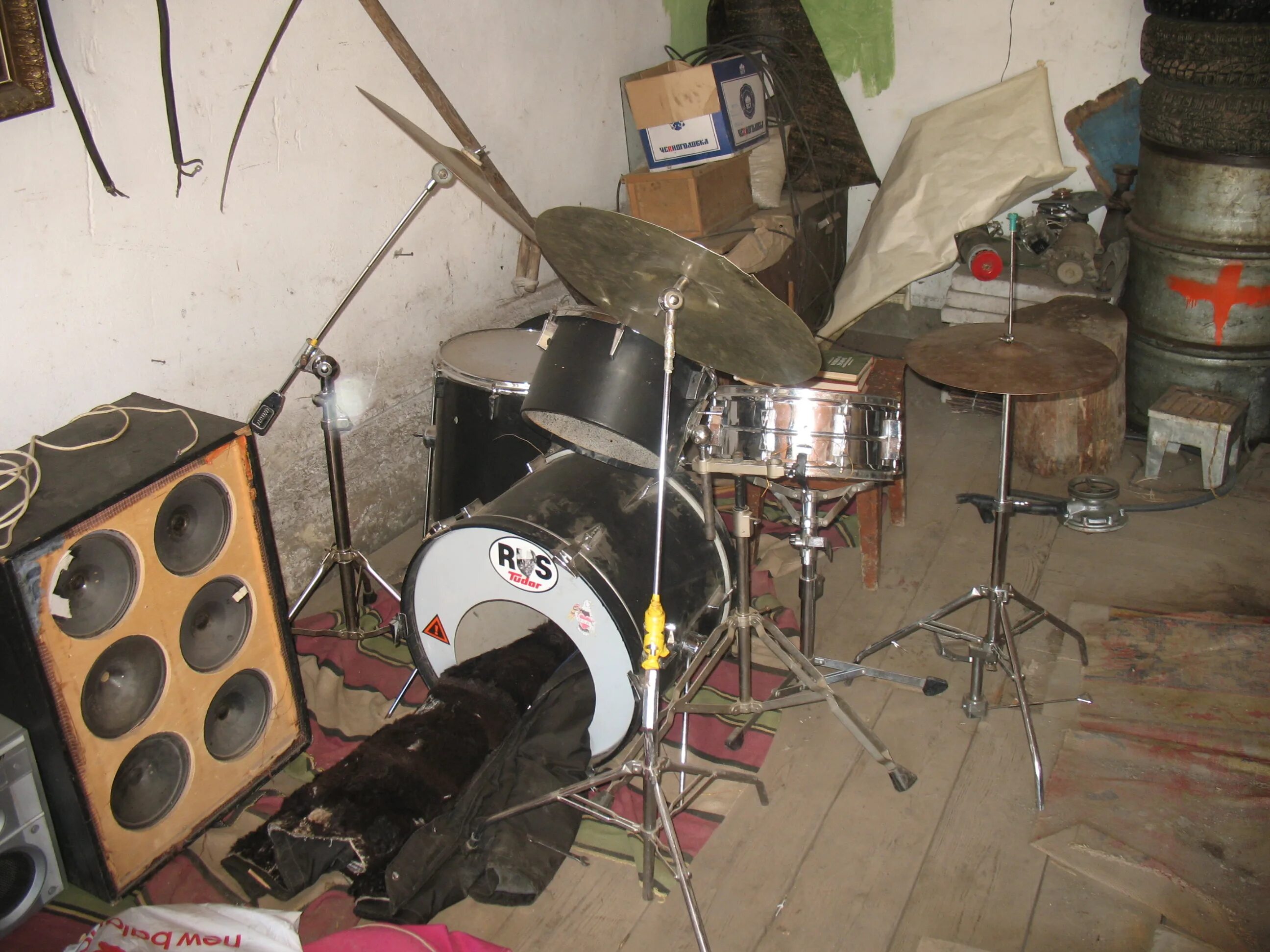 Самодельный барабан. Советские электронные барабаны. Разбитые барабаны. Советские ударные установки. Самодельные барабаны.