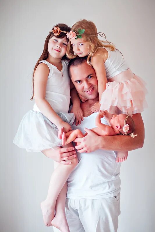 2 отца и 2 дочки. родители и дети. силуэты семьи с детьми. иллюстрация папа с дочкой. папа и две дочки.