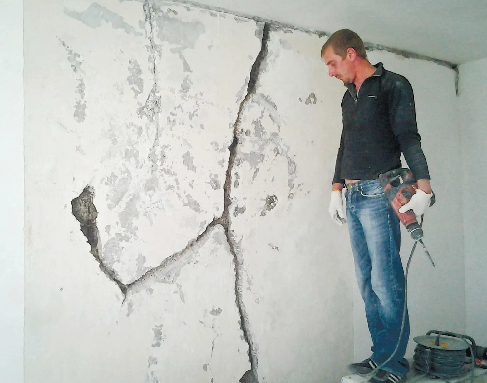 Ремонт трещин в стенах. Штукатурка стен. Гипсовая штукатурка на стене. Трещина в стене в квартире. Цементная штукатурка на стене.