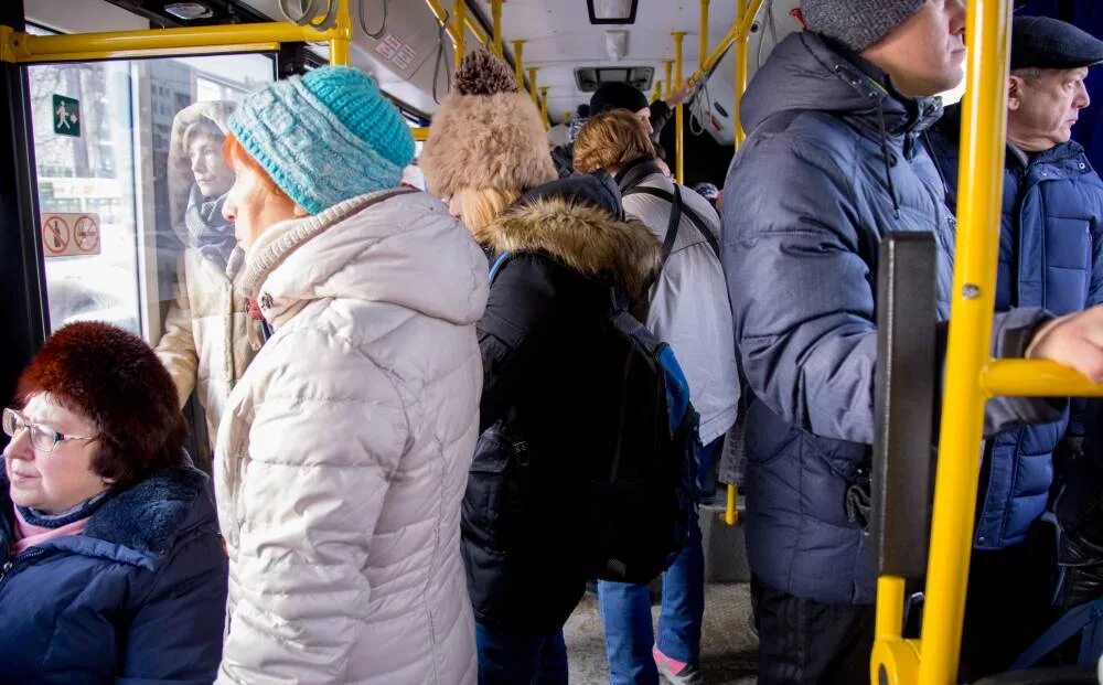 Проезд в автобусе в минске. Автобус. пассажиры в маршрутке. пассажиры общественного транспорта. люди в автобусе.