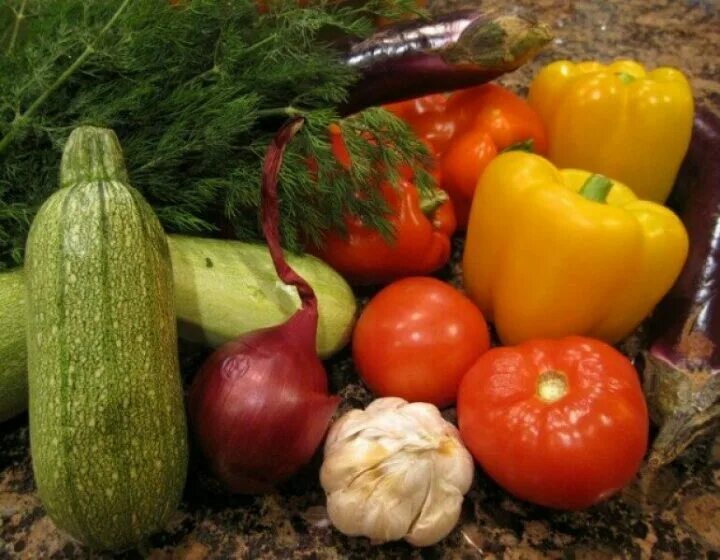 Перец цукини баклажан порей. Овощи в духовке. Болгарские перцы баклажаны цукини. Кабачки синенькие. Кабачки перец баклажан.