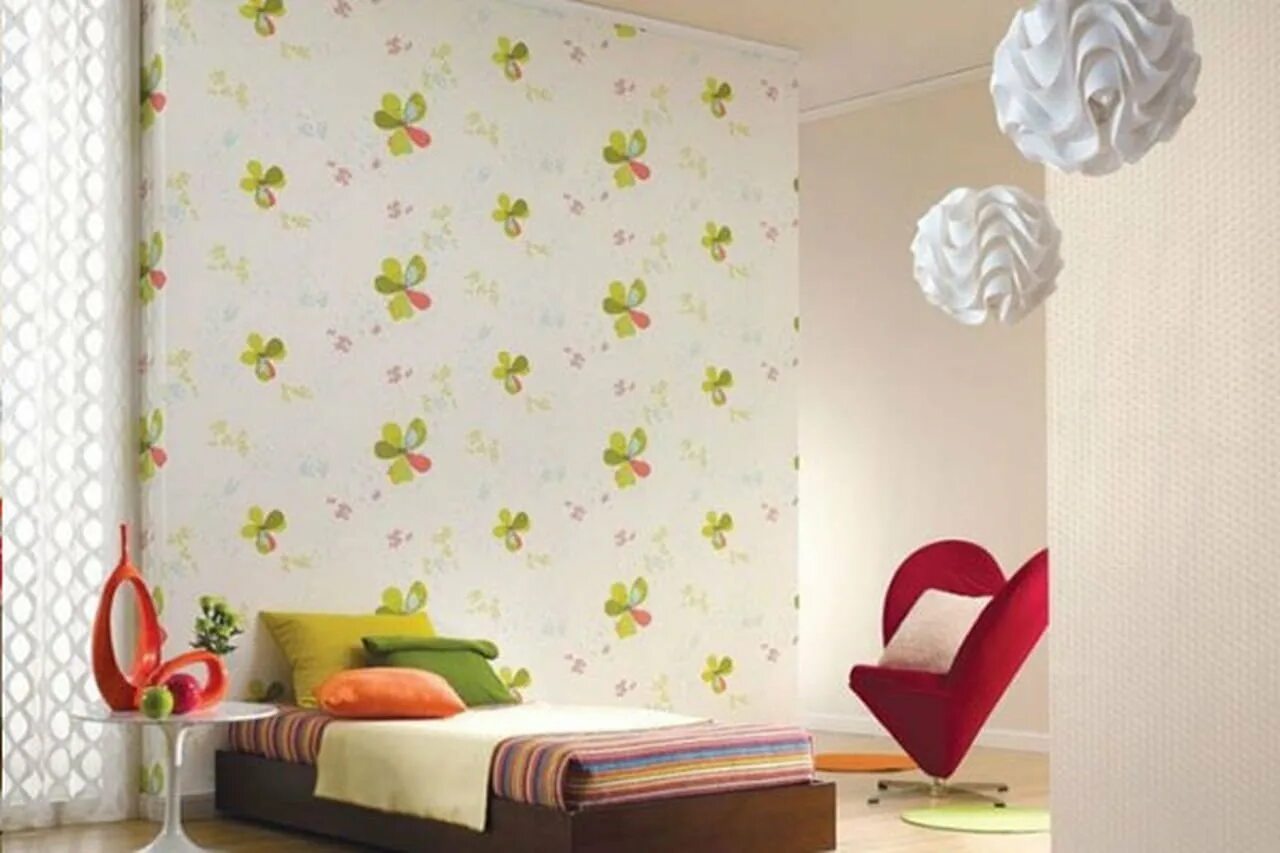 Обои в маленькую комнату с низким потолком. Обои для маленькой комнаты с низким потолком. Декор спальни обои. Отделка спальни обоями. Спальня с крупными цветами.