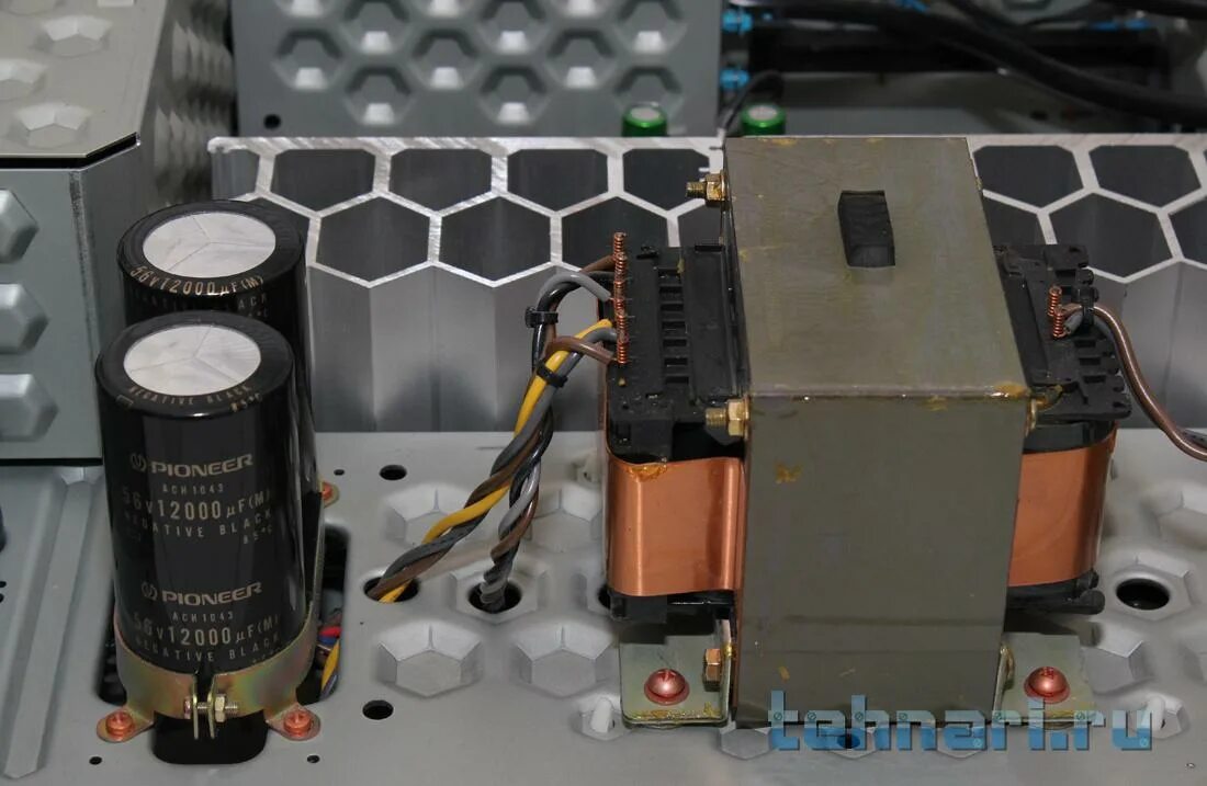 Гул трансформатора. Почему трансформатор гудит при работе. Что жужжит в трансформаторе. Гудит трансформатор. Трансформатор тока ac1015.