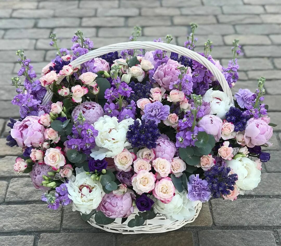 цветы н тагил. букет цветов в домашней обстановке. свадебный букет из гербер и хризантем. цветы н тагил. цветы н тагил.