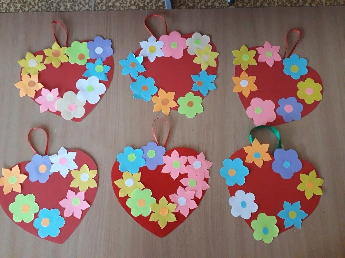 подарок маме средняя группа. цветы в подарок маме и бабушке. поделки для дошкольников. подарок маме в детском саду младшая группа. подарок для мамы вторая младшая группа.