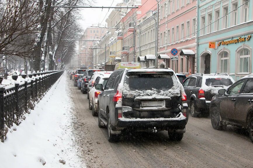 Пробки в Москве зимой. Машины в Москве зимой. Автомобильный затор зимой. Москва пробки снег.