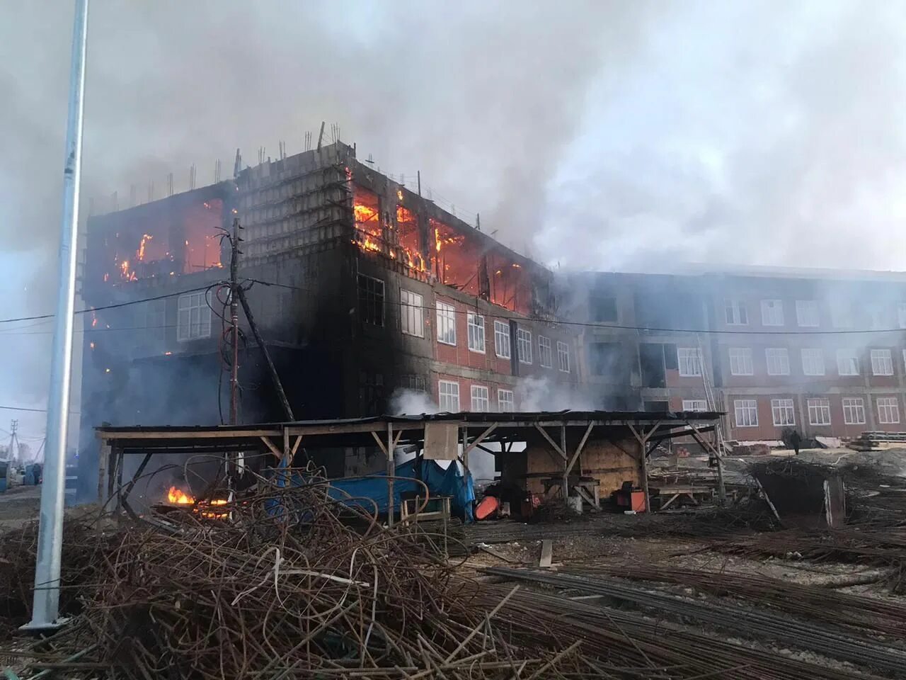 В городе было 36 открытых. Пожар в городе. Сгоревшая школа. Пожар в образовательном учреждении. Горящее здание.