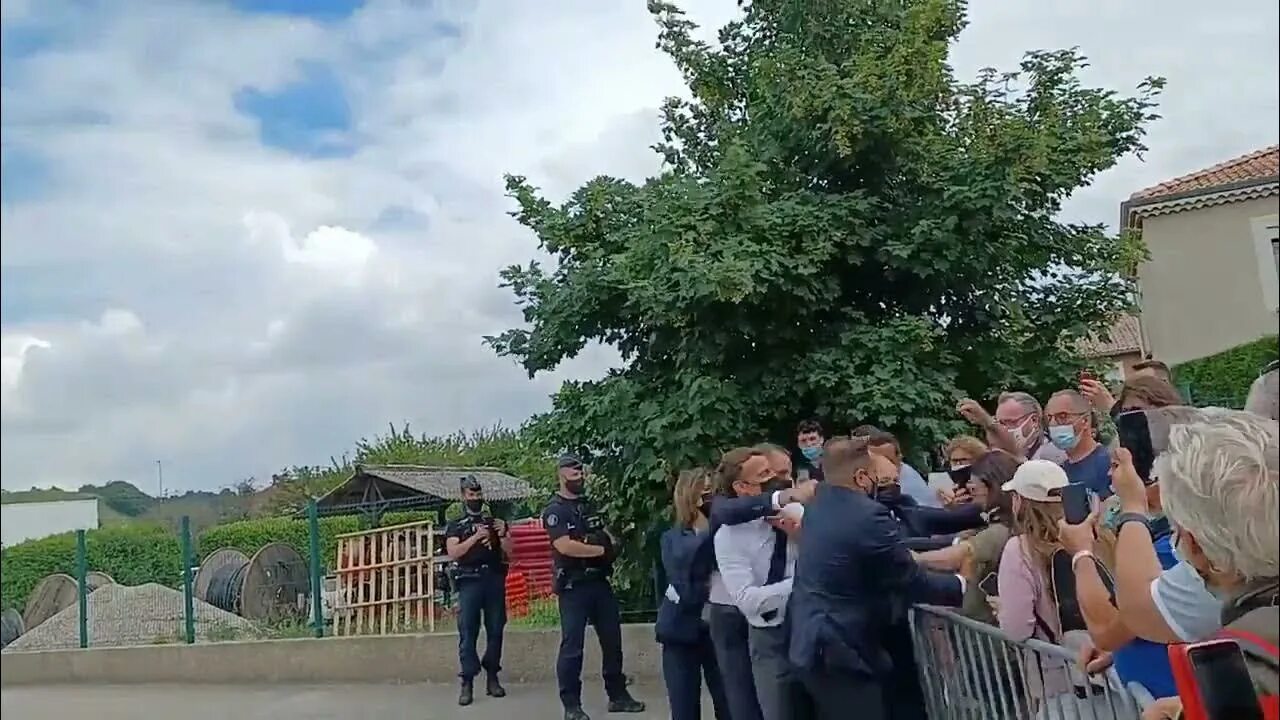 Макрон с телефоном. Эммануэль макрон 2017. Видео а потом оно стало президентом франции. Эммануэль макрон 2022. Похороны во франции.