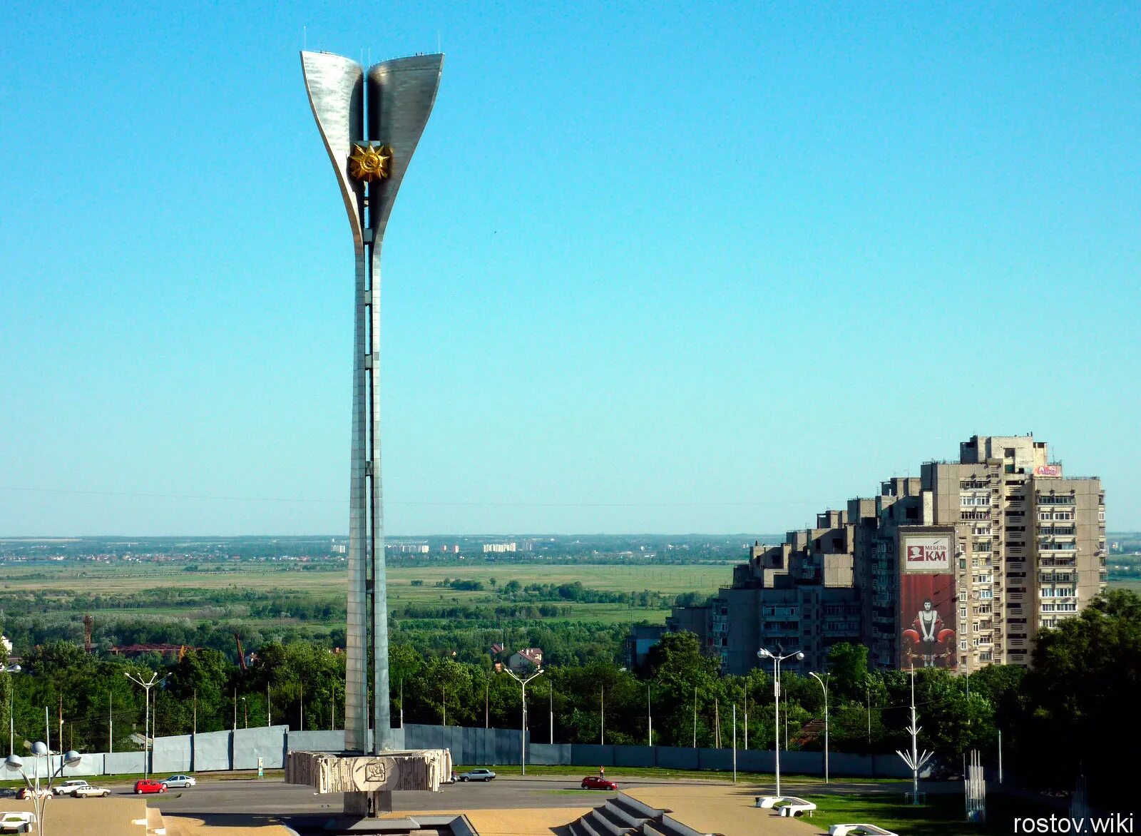 В каком городе находится освободителям. Памятник-стела освободителям ростова. памятник стелла в ростове на дону. ростов на дону памятник стела освободителям. стелла на театральной площади в ростове на дону.