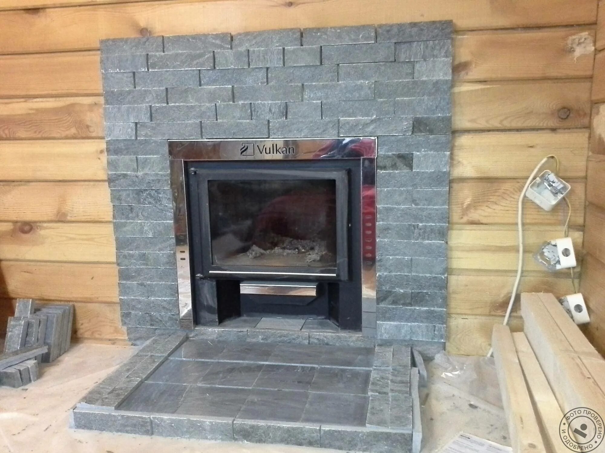 Облицовка банной печи камнем. Банная стенка. Отделка печей в бане. Отделка банной печи. Отделка печи в бане камнем.