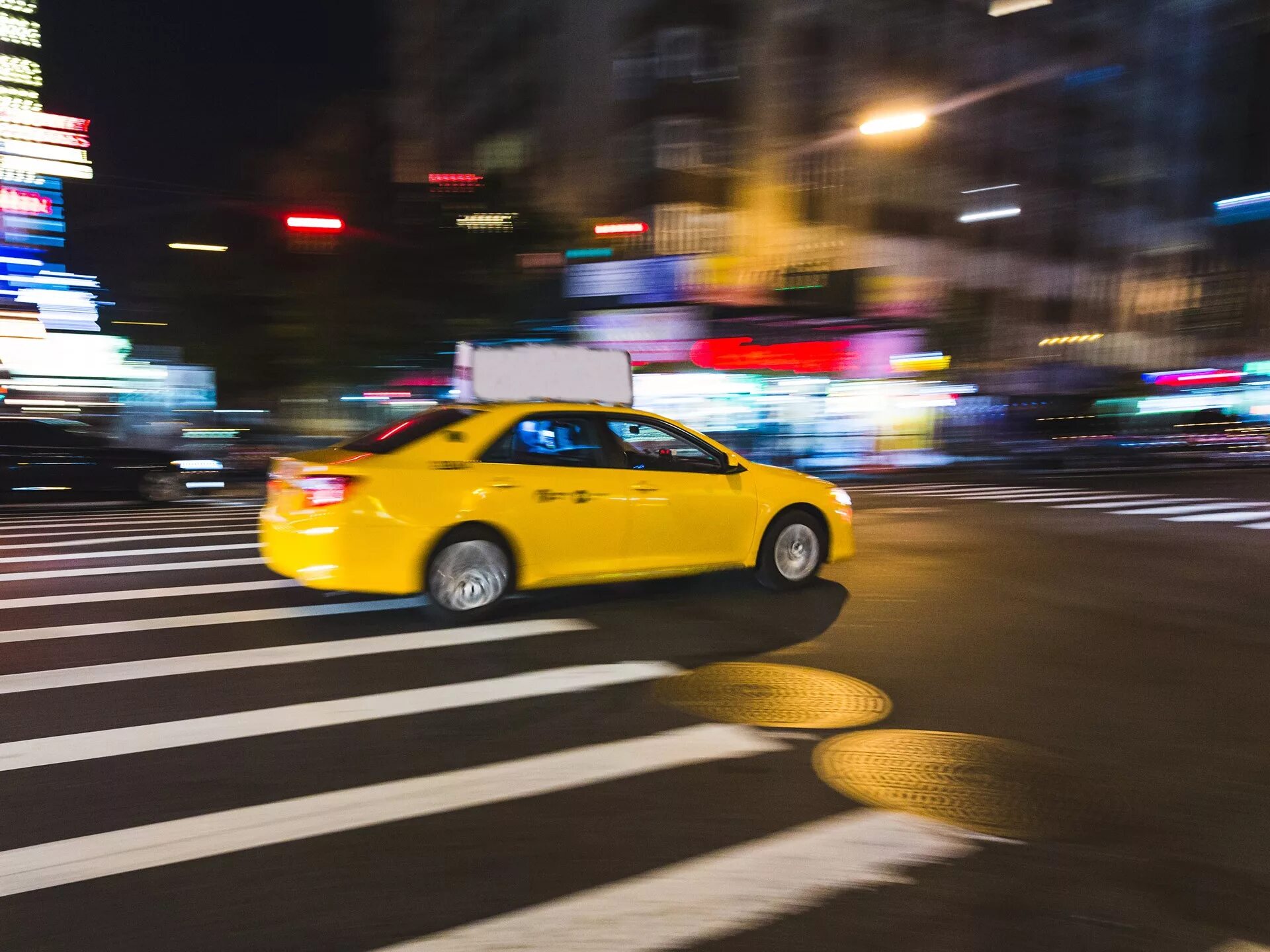 Машина такси в дороге. Ночное такси. Такси на дороге. Машина едет в городе. Take car taxi