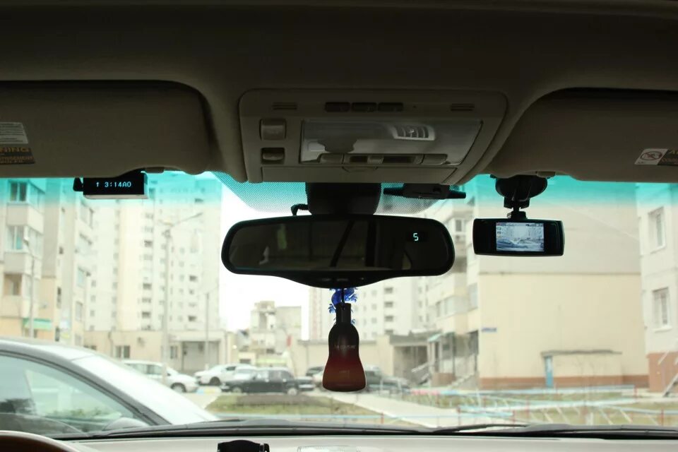 Видеорегистратор на панель автомобиля. Видеорегистратор в лексус рх450. штатный видеорегистратор для лексус rx300 2025. видеорегистратор на торпеду. видеорегистратор на торпедо автомобиля.
