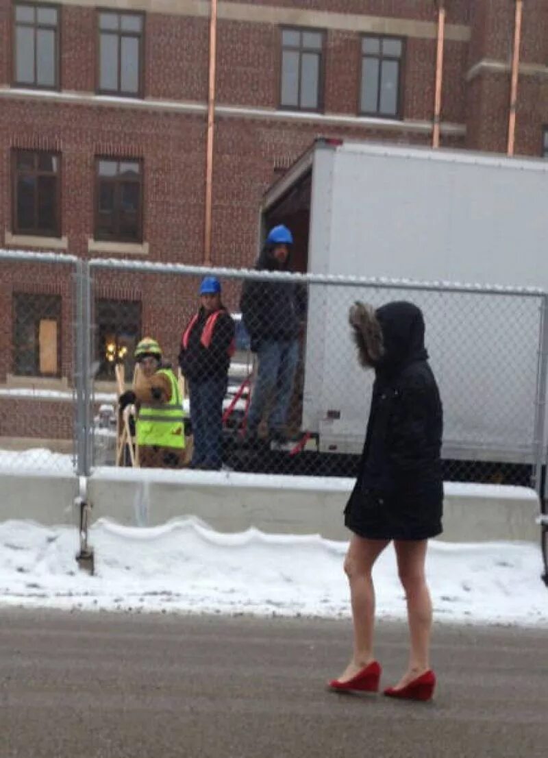 Девочка идет домой. Девочка первый день в школе. Девочка идет в школу. С возвращением девушка. Девочка 1 сентября до и после.