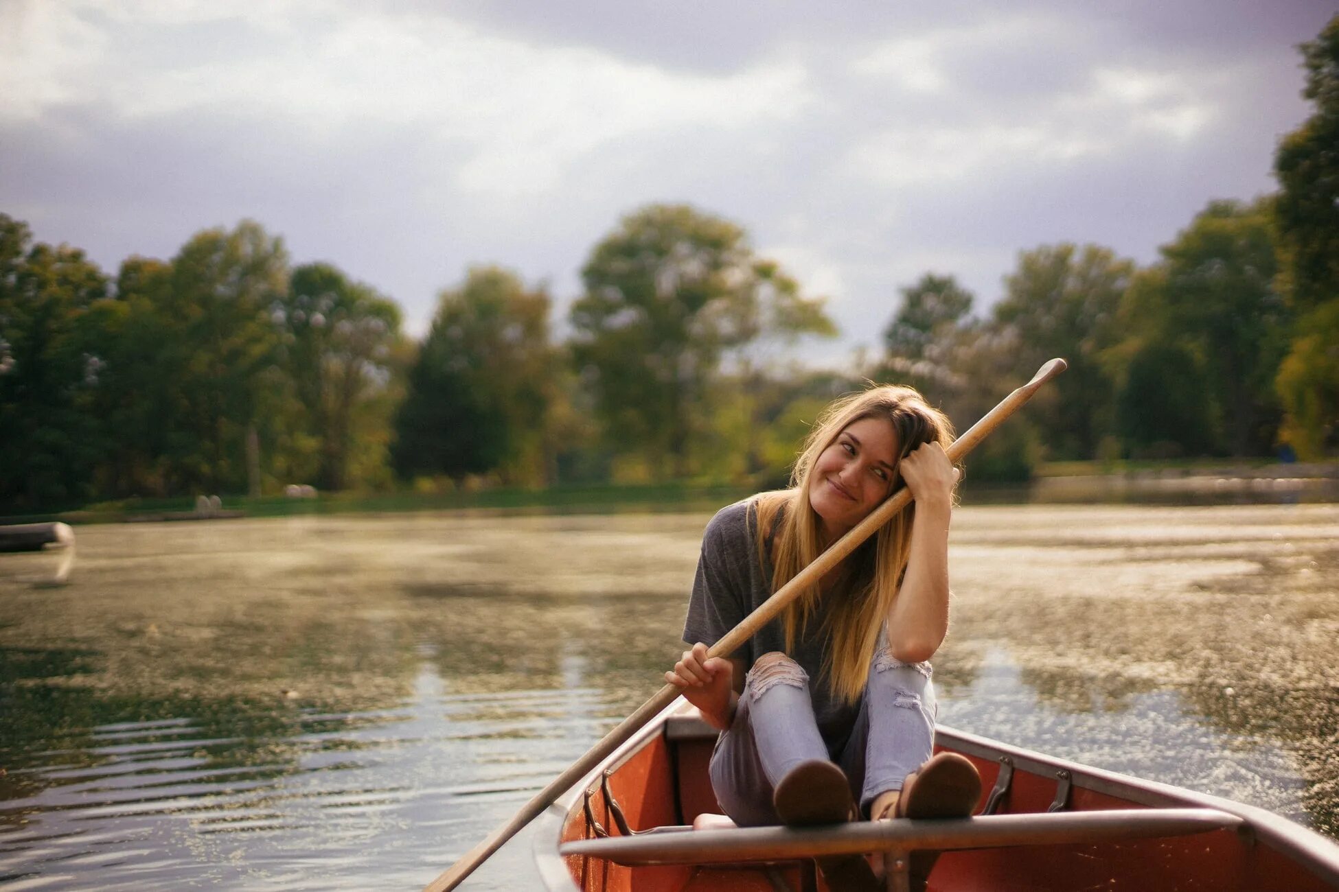 Можно ли ездить на лодке. Красивые девушки с веслом. Девушки на озере. ВЕСДА девушка на природе. Весла на траве.