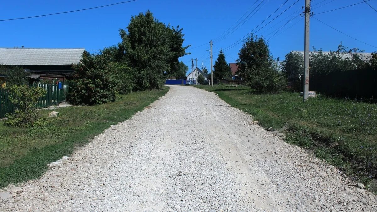 Село щебень. Щебеночная дорога. Дорога гравий. Щебень дорога. Дорога в деревне отсыпанная.