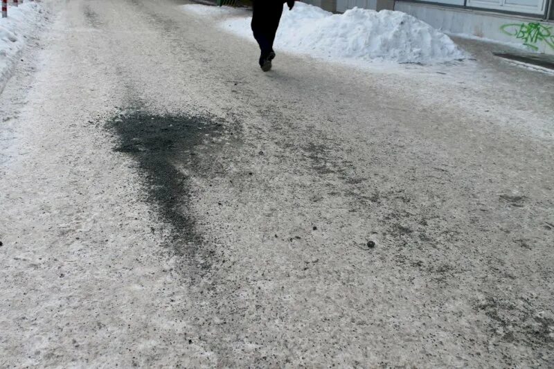 Роснефть улан-удэ. Реагенты на дорогах. Высыпали на улицу. Высыпали на улицу. Снежная насыпь на земле.