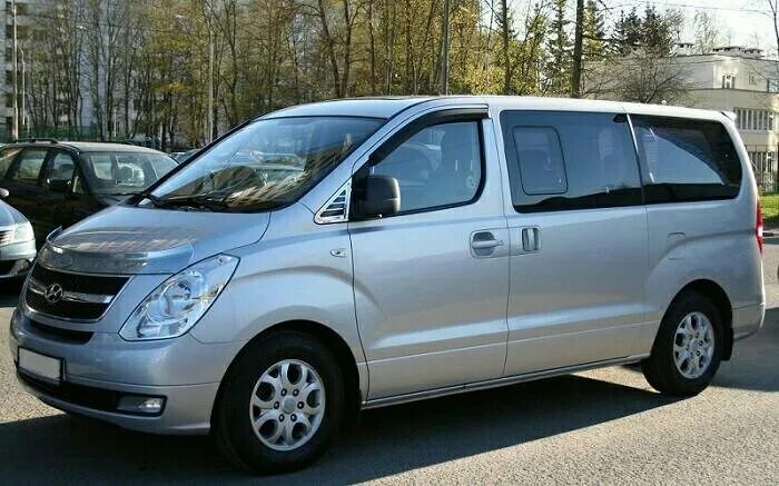 Нанять минивэн. Hyundai grand starex серебристый. hyundai grand starex 2013. хендай минивэн 2025. машина хендай 8 мест.