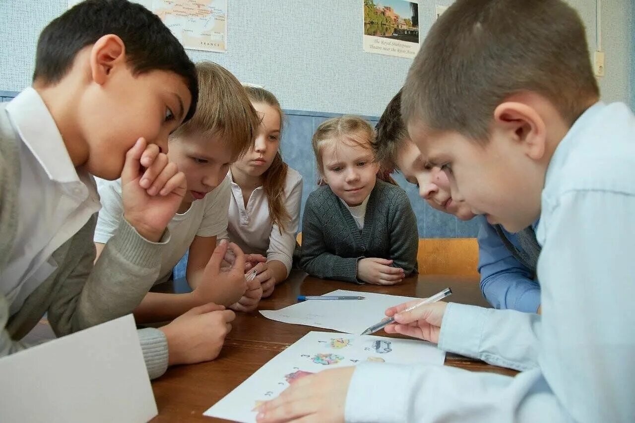 Дети в классе. Дискуссия в школе. Дискуссия в начальной школе. Дети на уроке.