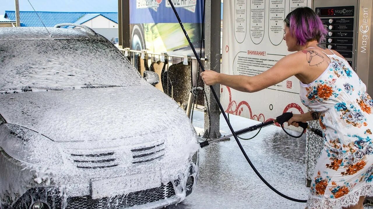 Где помыть машину недорого. Мойка автомобиля. Самостоятельная мойка автомобиля. Автомойка пена. Мойка машины на мойке самообслуживания.