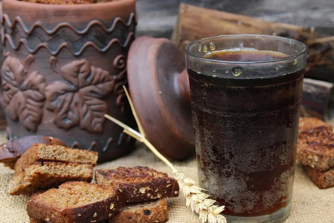 Сировец хлебный квас. Bread kvass квас. Русская кухня квас. Квас из ржаного хлеба. Домашний квас из ржаного хлеба рецепт