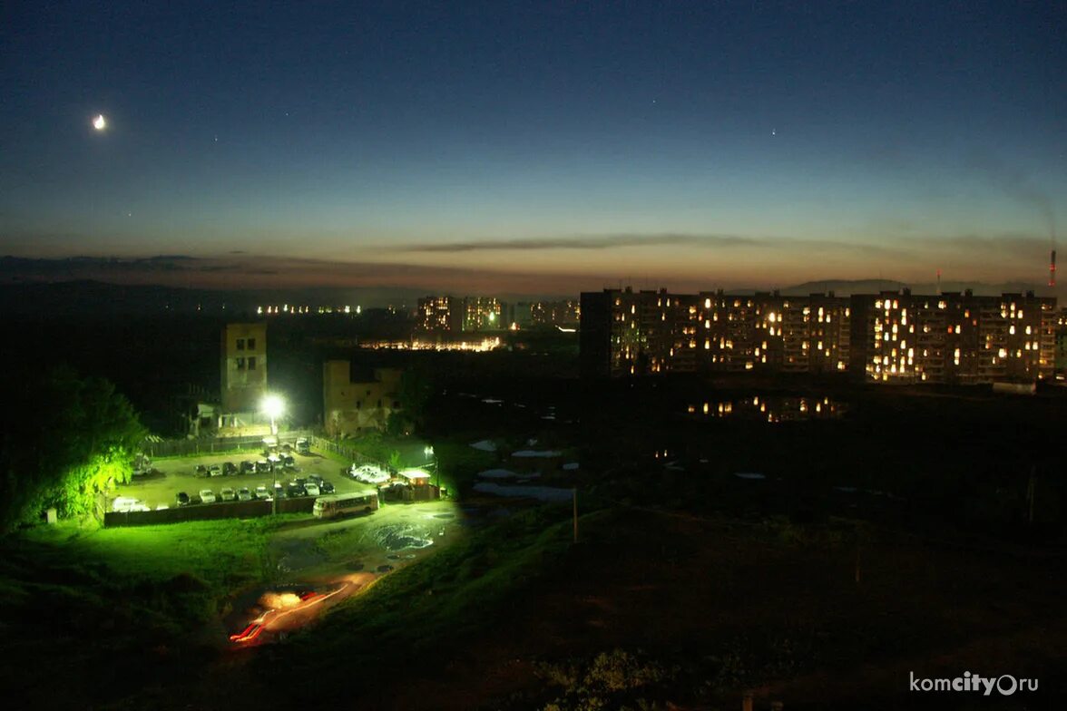 человек на дороге ночью. ночное время суток время молодежи. движение в темное время суток. ночное время суток время молодежи. ночное время суток время молодежи.