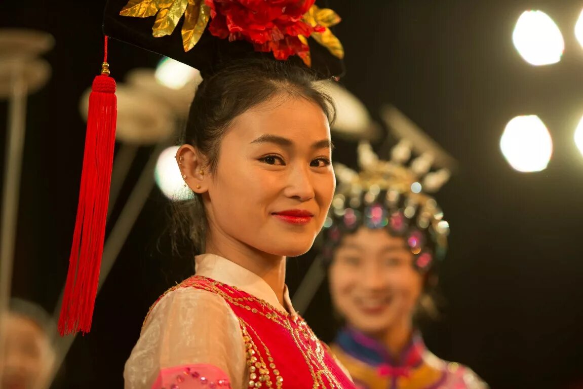 Китайский цирк девушка. Тайвань национальная одежда. Китайское шоу. Китай юмористические шоу. Японские девочки для развлечений.