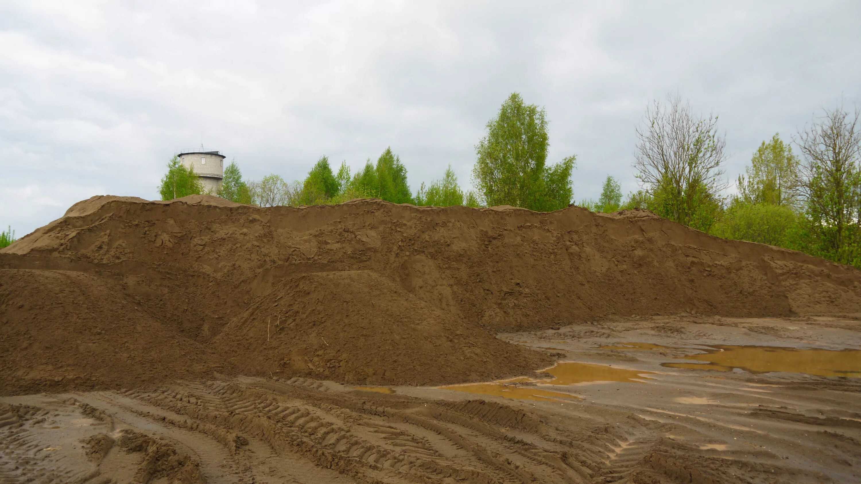 экскаватор в карьере. отсыпка траншеи песком дом. глиняный карьер йошкар ола. фон котлован. гравийный карьер.